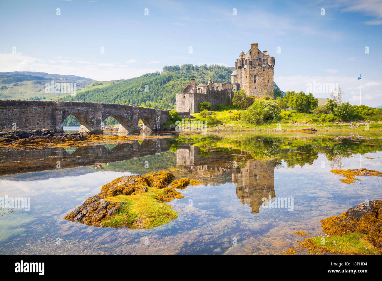 Eilean Donan Castle e Loch Duich, altopiani, Scozia Foto Stock