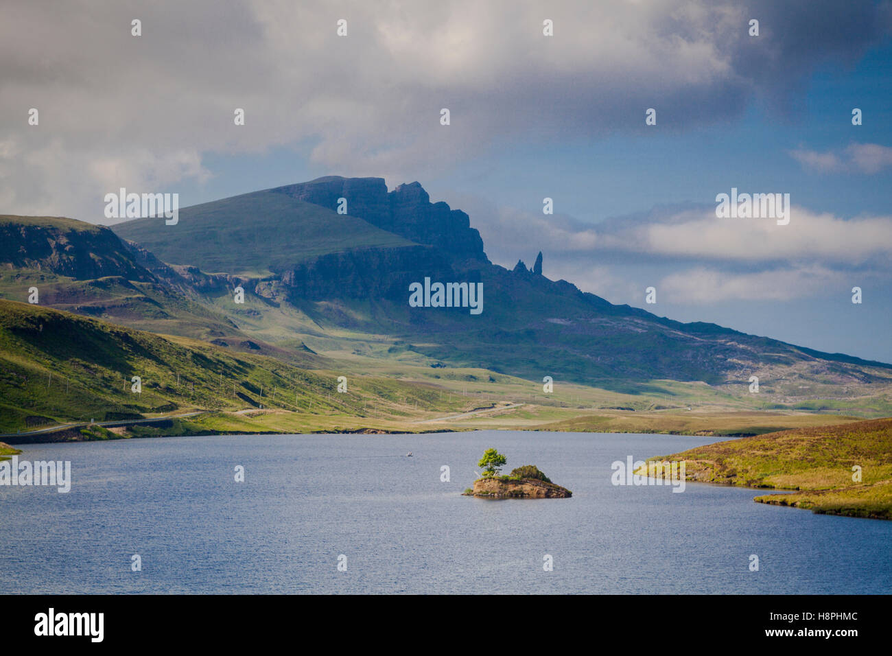Il vecchio uomo di Storr e Trotternish da una distanza, Isola di Skye in Scozia Foto Stock