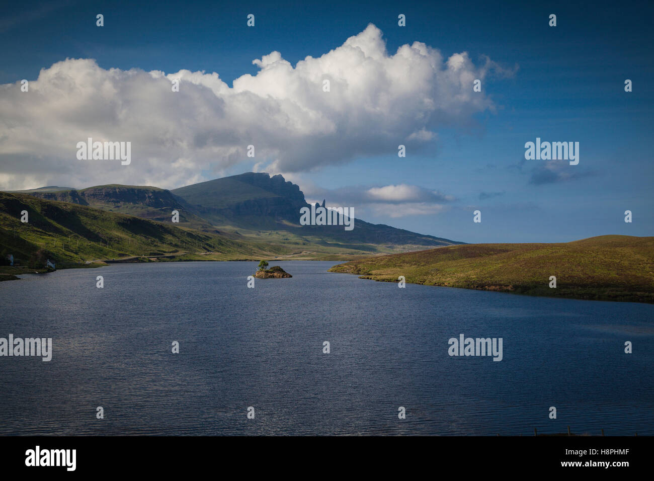 Il vecchio uomo di Storr e Trotternish da una distanza, Isola di Skye in Scozia Foto Stock