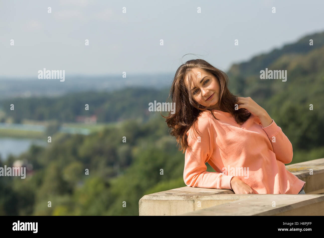 Giovane donna in posa per la videocamera all'esterno. Foto Stock