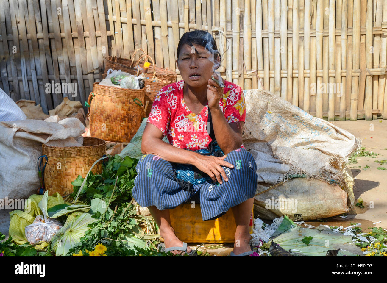 I locali di vendita e di acquisto di carni fresche e di prodotti secchi presso il mercato del venerdì in Myanmar Foto Stock