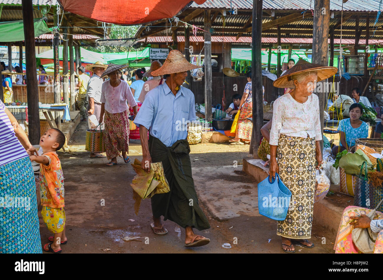 I locali di vendita e di acquisto di carni fresche e di prodotti secchi presso il mercato del venerdì in Myanmar Foto Stock