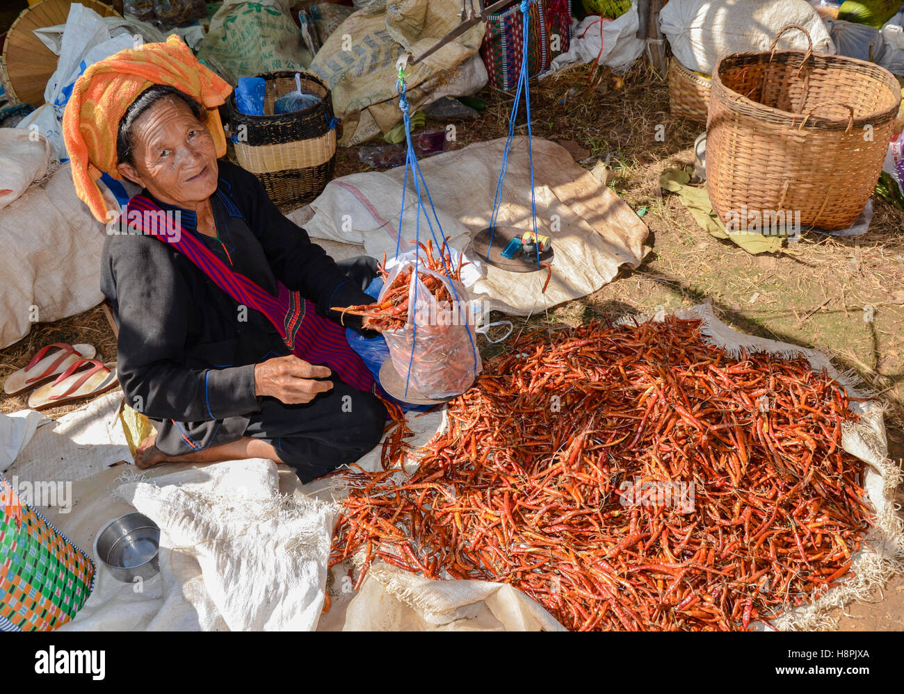 I locali di vendita e di acquisto di carni fresche e di prodotti secchi presso il mercato del venerdì in Myanmar Foto Stock
