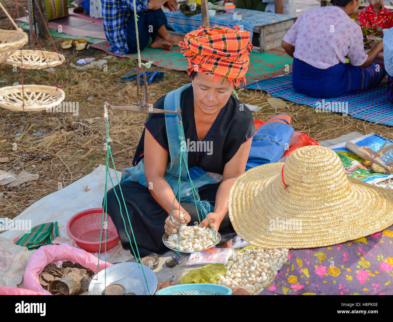 I locali di vendita e di acquisto di carni fresche e di prodotti secchi presso il mercato del venerdì in Myanmar Foto Stock