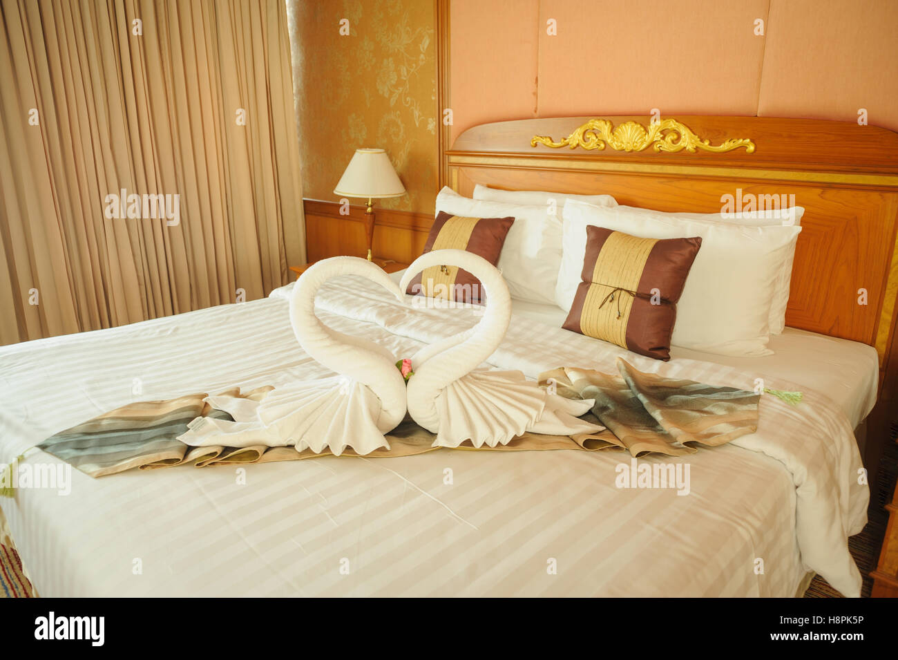 Camera da letto pronto per la coppia di sposi in luna di miele Foto stock -  Alamy