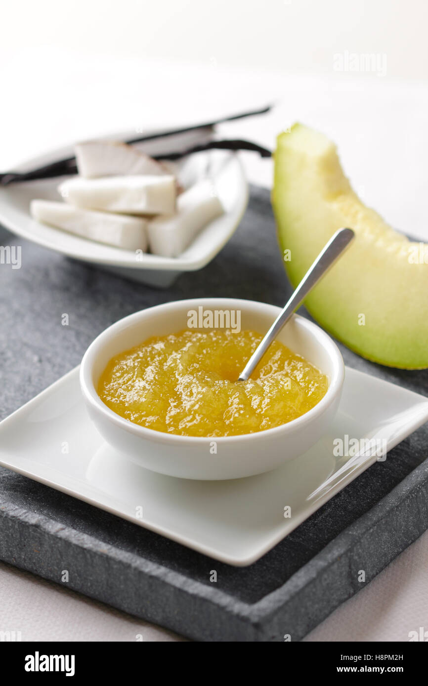 In casa il melone marmellata con noce di cocco e la vaniglia in una ciotola Foto Stock