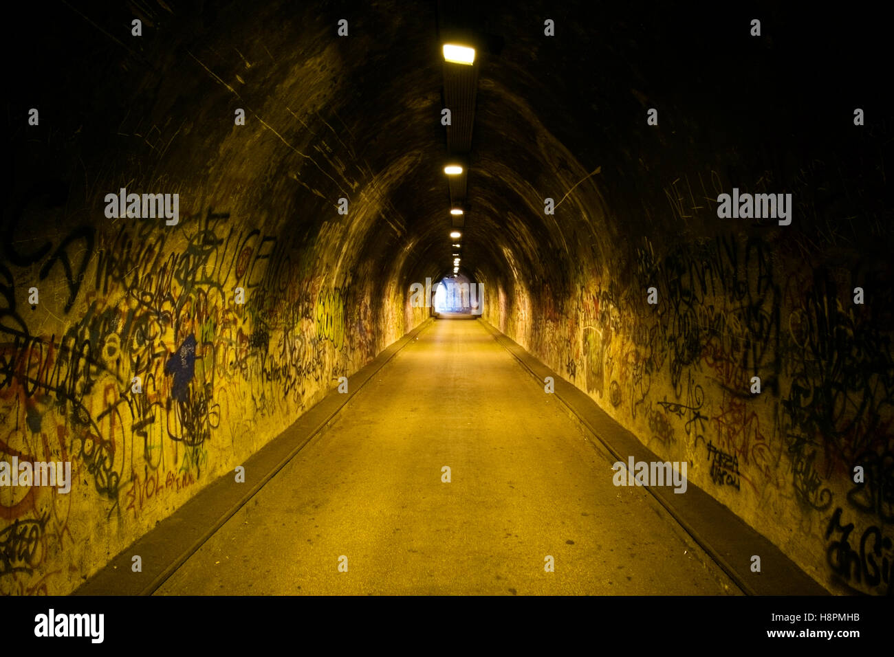 Tunnel buio Foto Stock