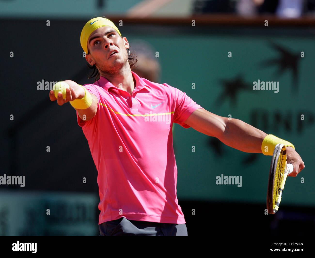 Rafael Nadal, Spagna, servire, gettare, tennis, il ITF Grand Slam torneo, French Open 2009, Roland Garros, Parigi, Francia Foto Stock