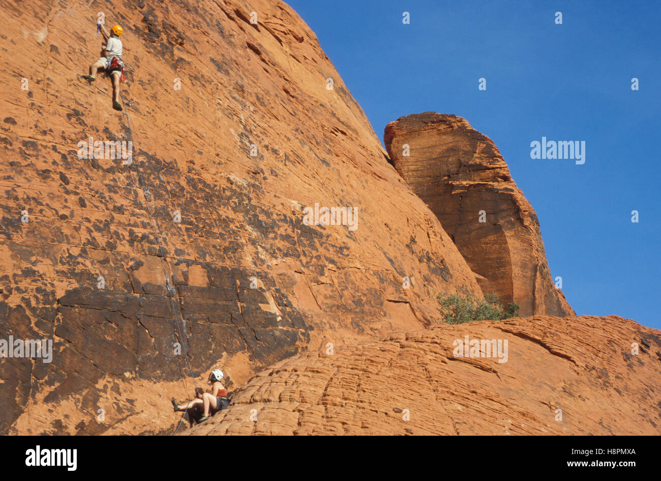 Gli alpinisti nelle colline di Calico, Red Rock Canyon vicino a Las Vegas, Nevada, STATI UNITI D'AMERICA Foto Stock