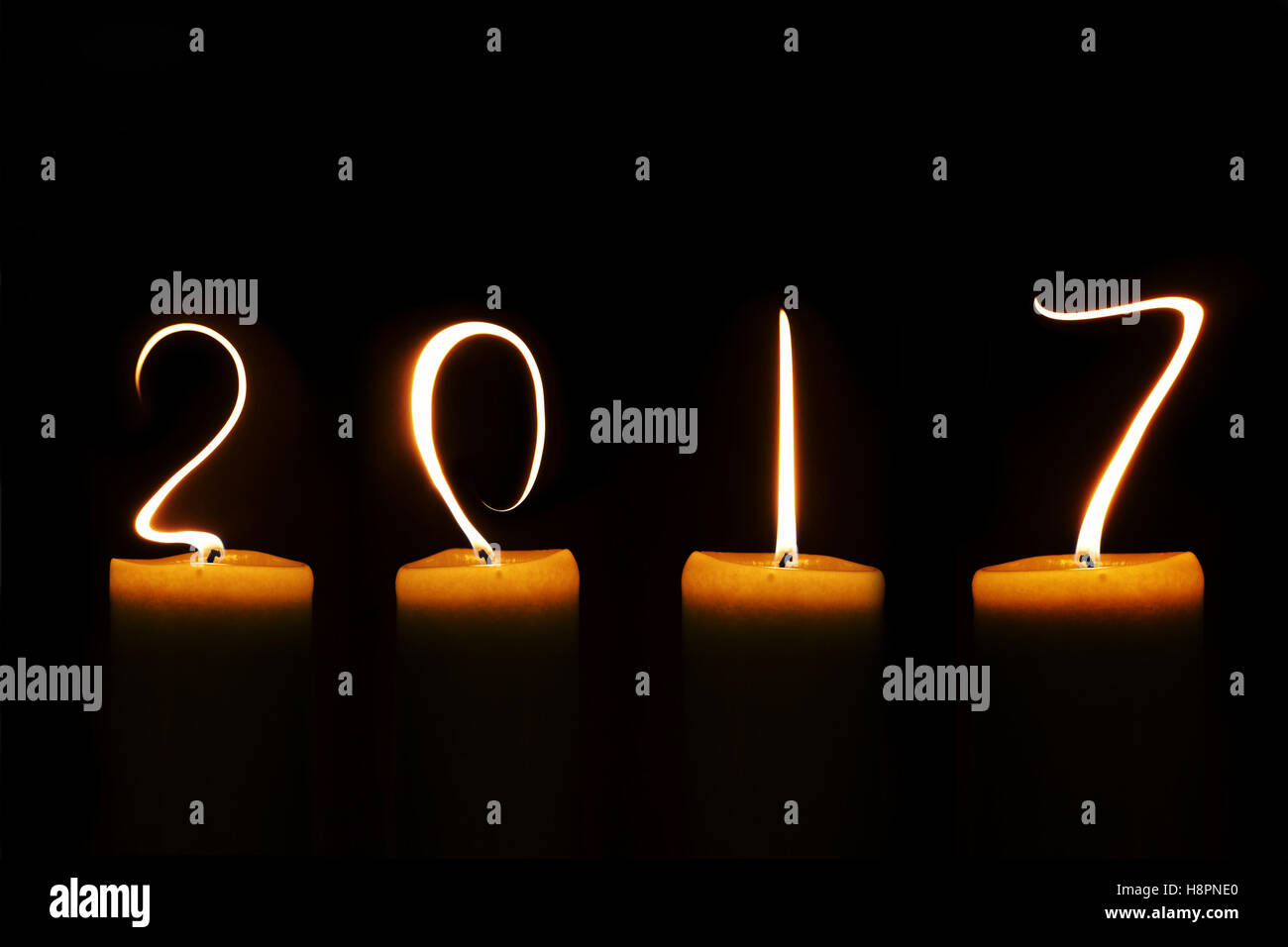 2017 scritto con candela le fiamme su sfondo nero Foto Stock
