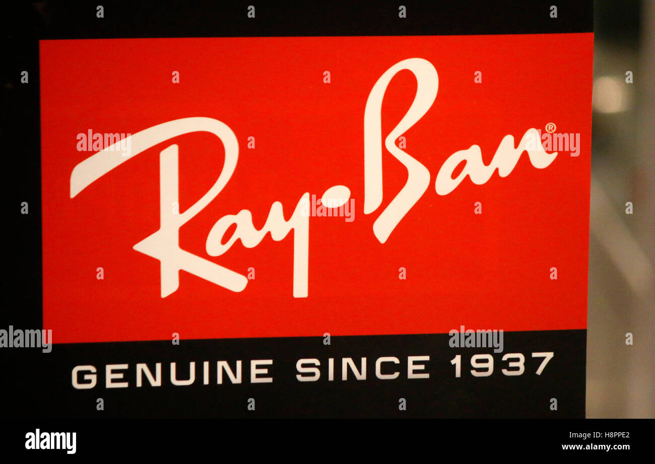 Das Logo der Marke 'Ray Ban', Berlino. Foto Stock