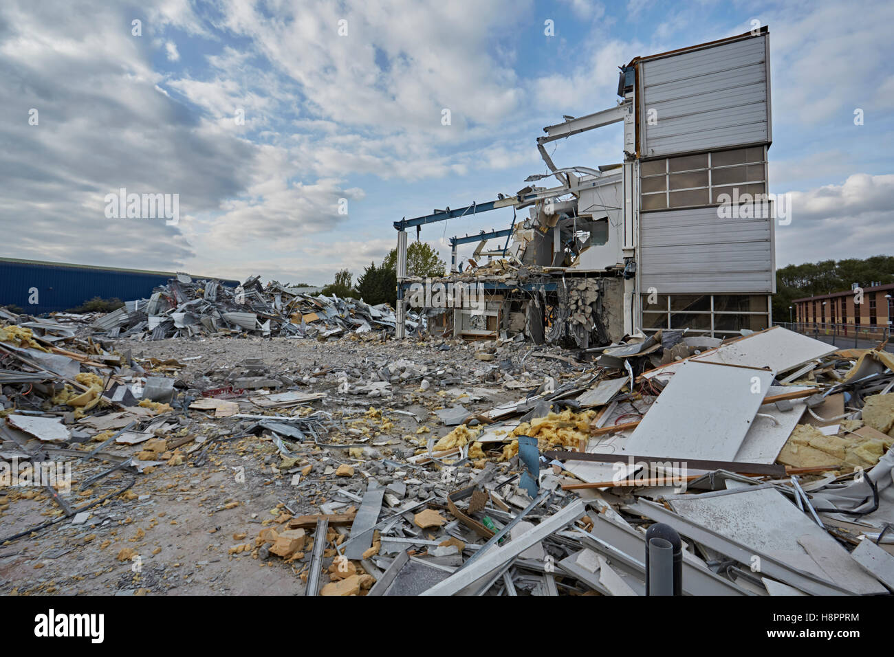 Edificio per uffici in parte demolito con una sezione ad angolo ancora in piedi, England, Regno Unito, Gran Bretagna Foto Stock