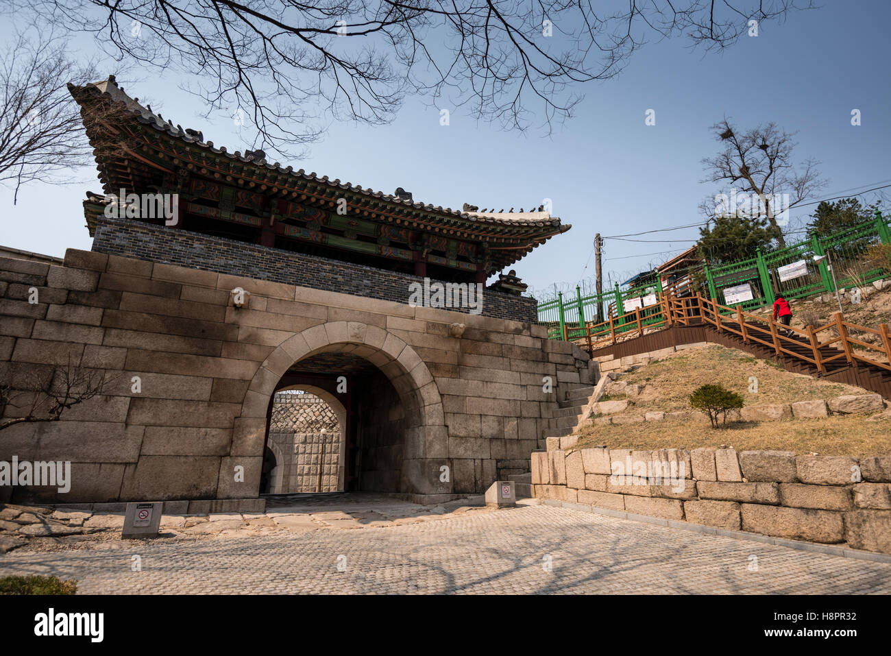 Changuimun (o Changui Gate), uno dei principali punti di inserimento della città di Seoul parete (Hanyangdoseong) Sentiero, Buamdong, Seoul, Corea Foto Stock