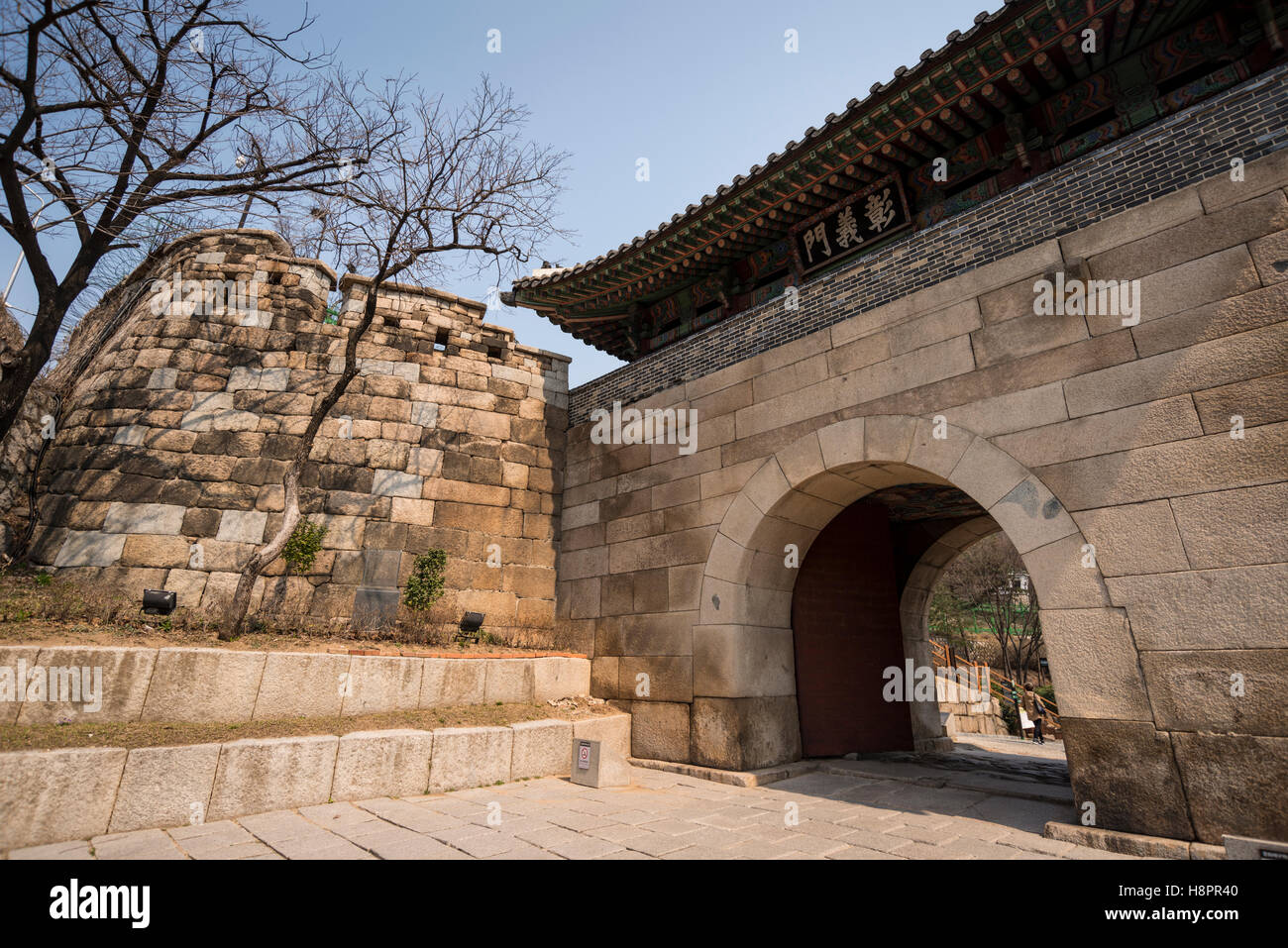 Changuimun (o Changui Gate), uno dei principali punti di inserimento della città di Seoul parete (Hanyangdoseong) Sentiero, Buamdong, Seoul, Corea Foto Stock