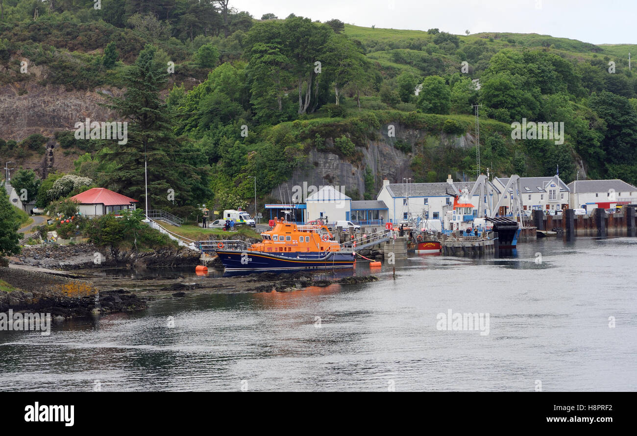 Port Askaig terminal per i traghetti e stazione di salvataggio. Islay, Ebridi Interne, Argyll, Scotland, Regno Unito. Foto Stock