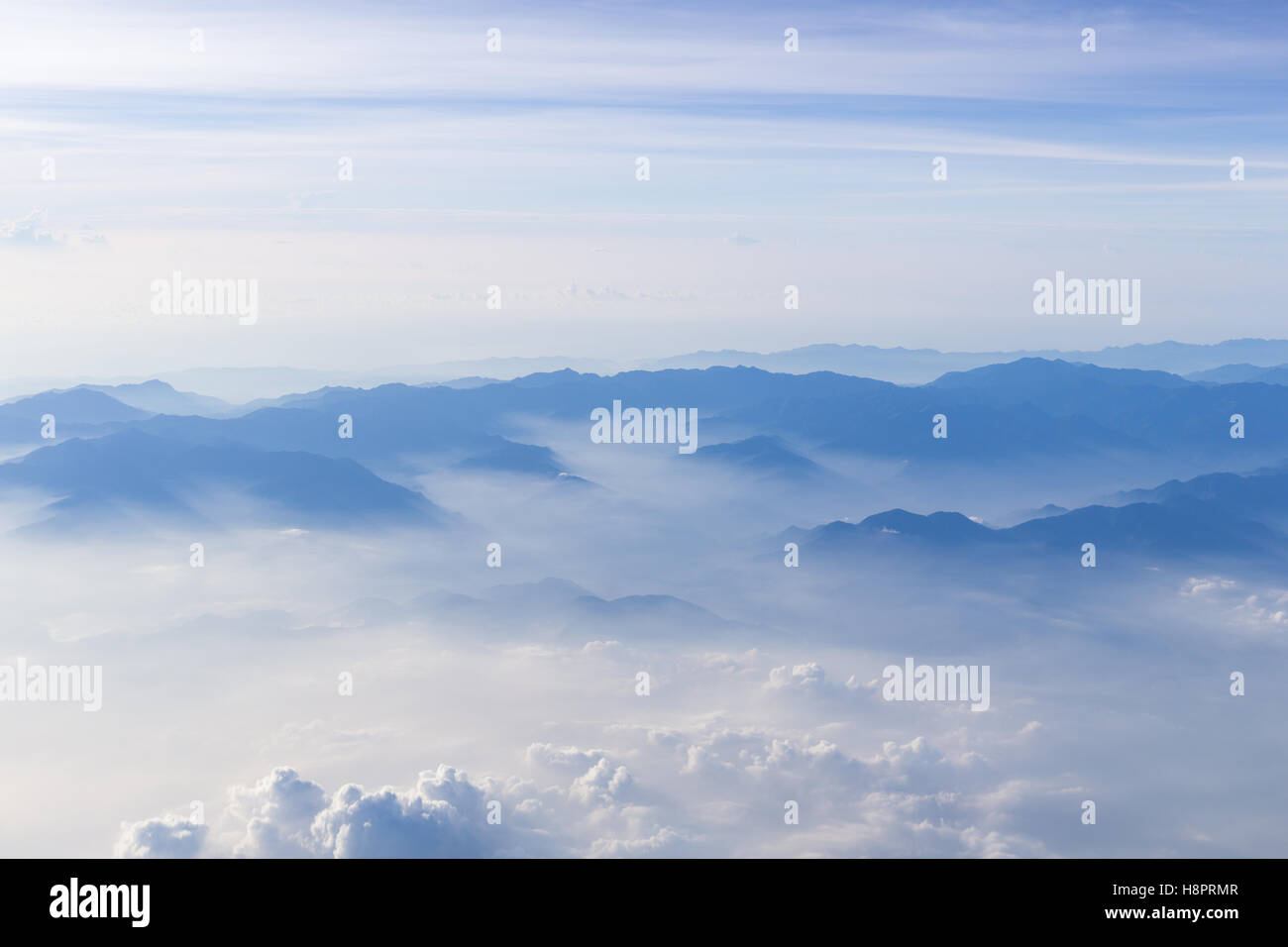 Cielo blu e montagne vista dall'aereo stilizzata hipster sfondo con copyspace Foto Stock