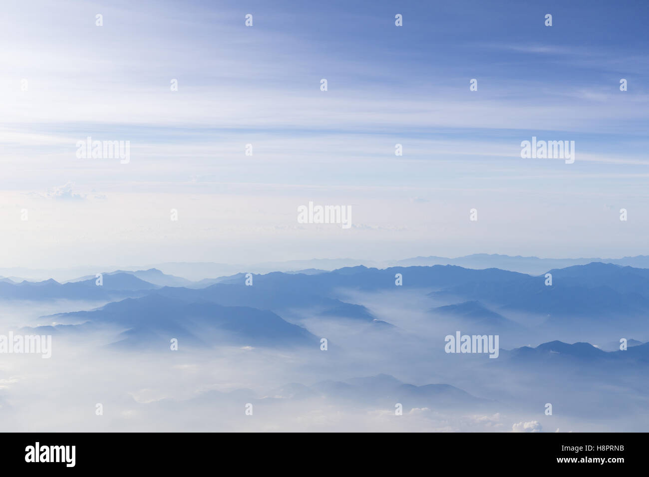 Cielo blu e montagne vista dall'aereo stilizzata hipster sfondo con copyspace Foto Stock
