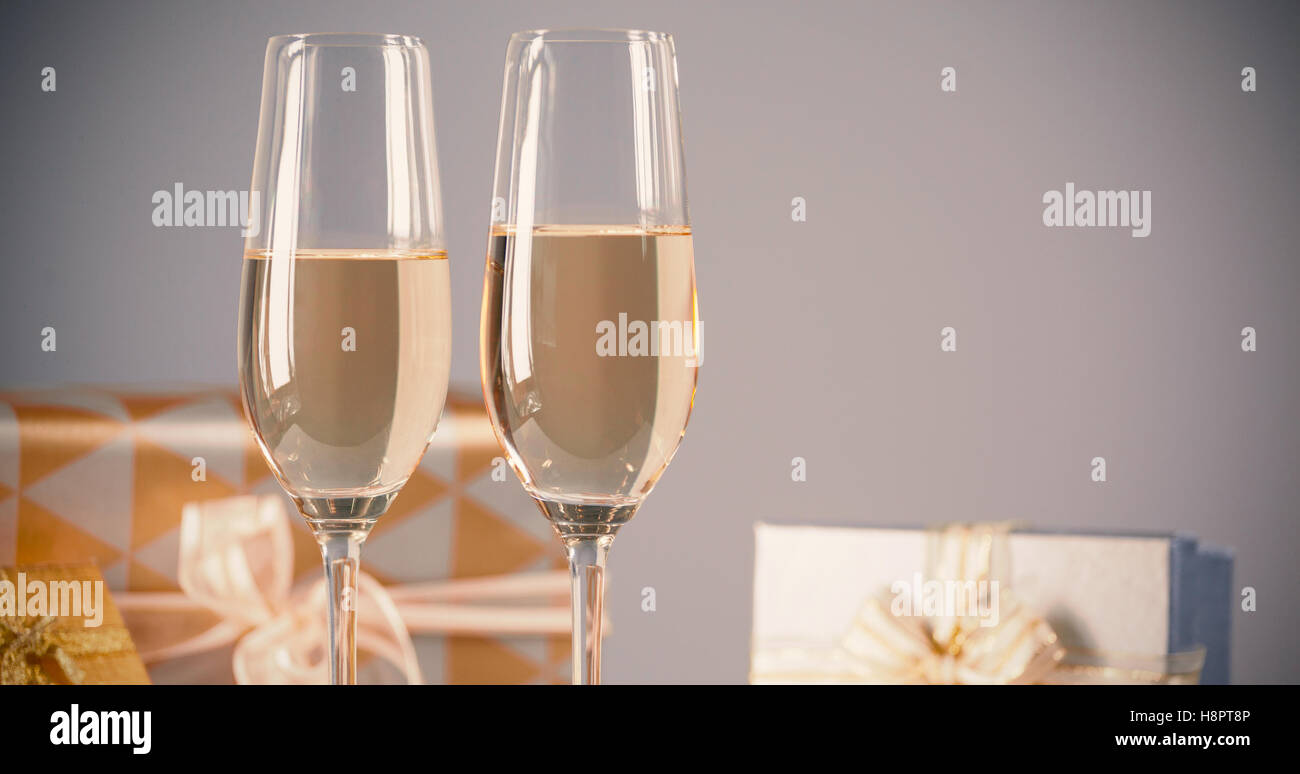 Champagne flauti con confezioni regalo Foto Stock