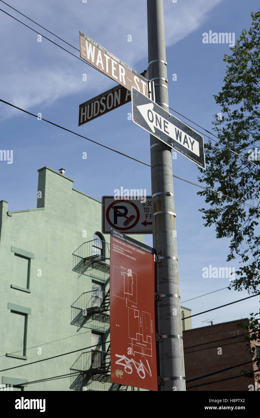 Indicazioni stradali su acqua e St Hudson St Vinegar Hill, Brooklyn, New York Foto Stock