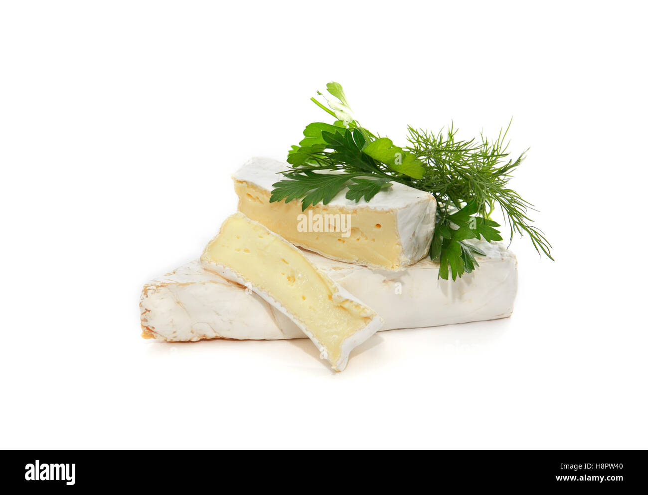 Pezzi di francese Formaggio Brie su sfondo bianco Foto Stock