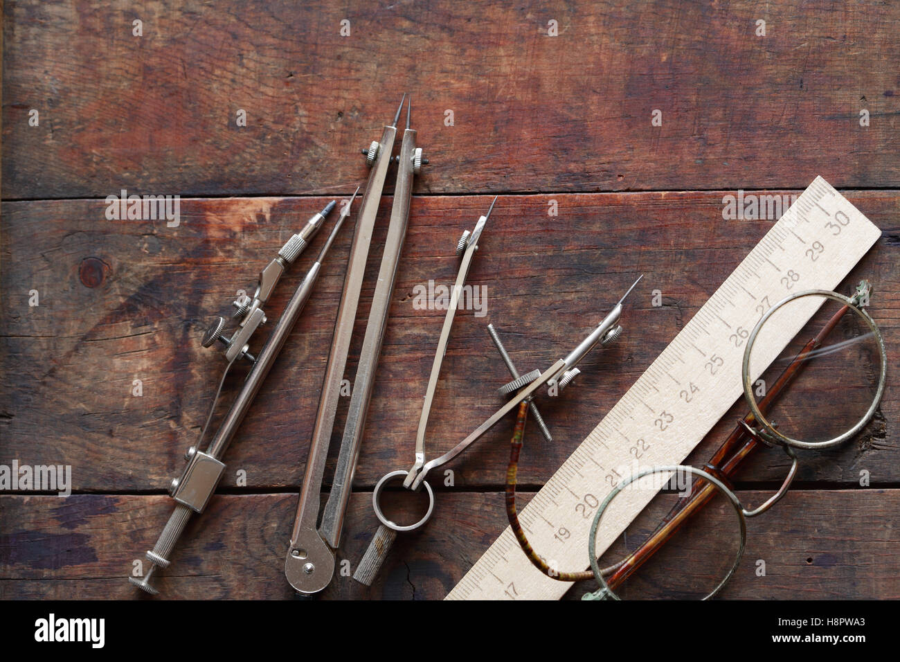 Set di vintage strumento di disegno sul vecchio sfondo di legno Foto Stock