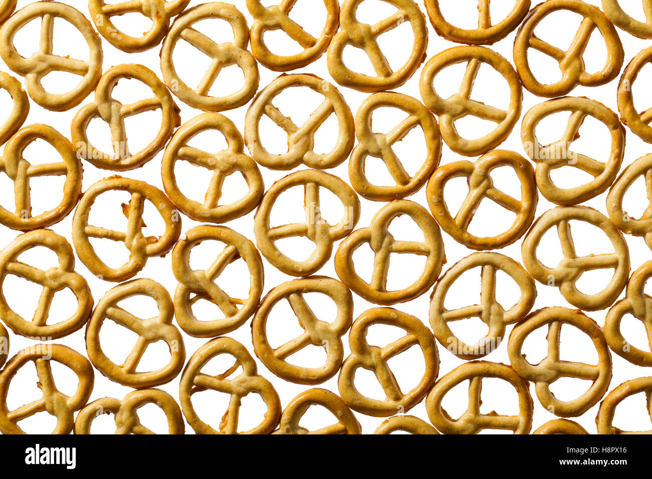 Il salato pretzel isolati su sfondo bianco. Foto Stock