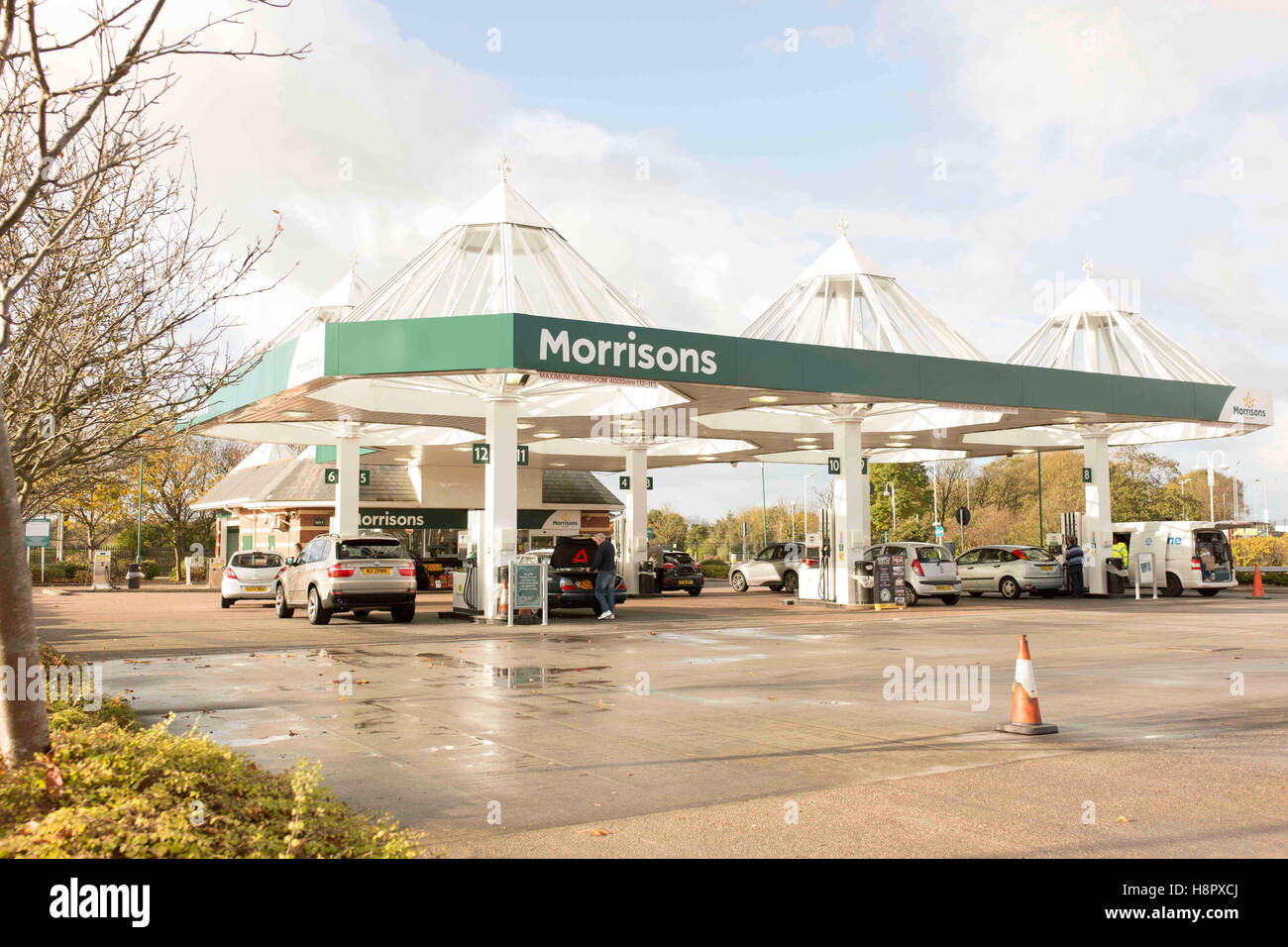 Morrisons supermercato. Esterno della stazione di benzina Foto Stock