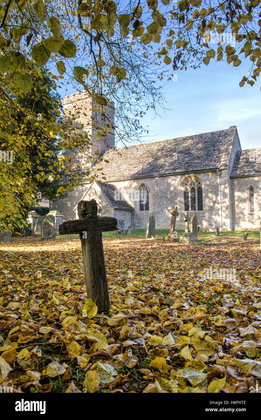 Il vecchio cimitero di legno croce in St Andrews chiesa in autunno, Coln Rogers, Cotswolds, Gloucestershire, Inghilterra Foto Stock