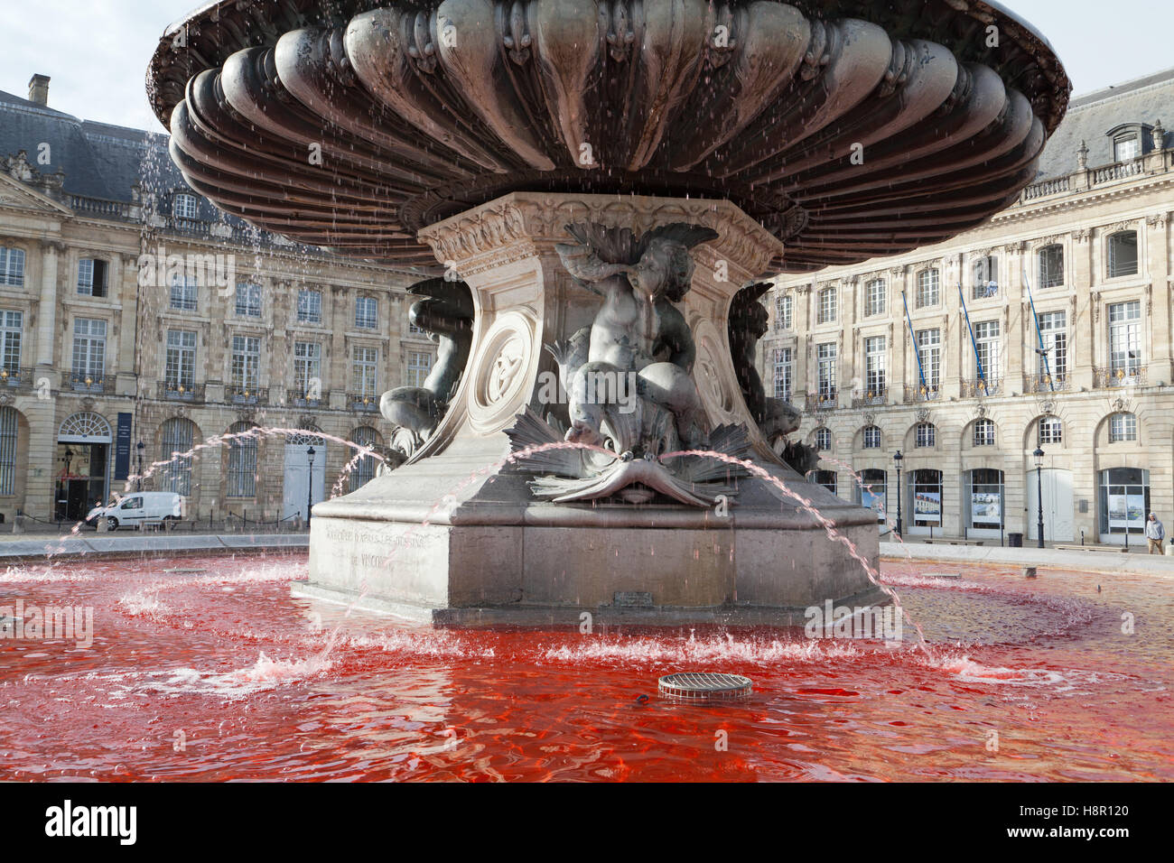 Fontana delle Tre Grazie con acqua di colore rosso sulla Place de la Bourse di Bordeaux, Gironde department, Francia. Foto Stock