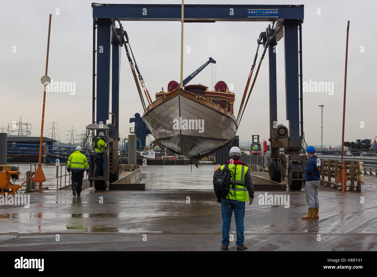 Gravesend, Kent, Regno Unito. Xv Nov, 2016. La Queen's row barge Vincenzo è stato sollevato al di fuori del Fiume Tamigi a Gravesend oggi per essere messa a riposo invernale in magazzino. Credito: Rob Powell/Alamy Live News Foto Stock