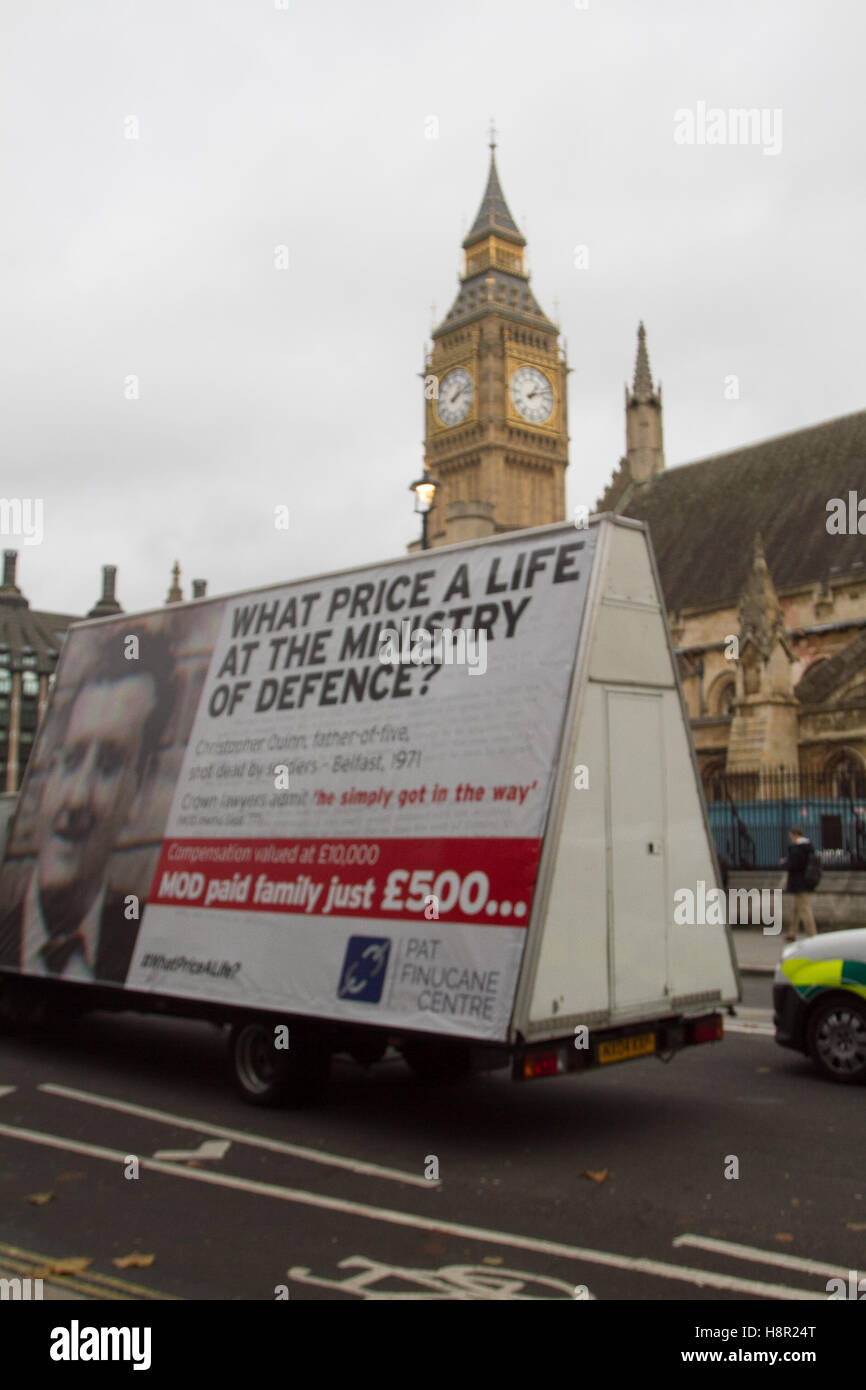 Londra, Regno Unito. Xv Nov, 2016. Una campagna pubblicitaria gestito da Pat Finucane centre, istituita a seguito della Irish avvocato difensore dei diritti umani una campagna per una migliore compensazione da parte del Ministero della difesa per conto delle vittime uccise dai paramilitari lealisti e soldati britannici in Irlanda del Nord Credit: amer ghazzal/Alamy Live News Foto Stock