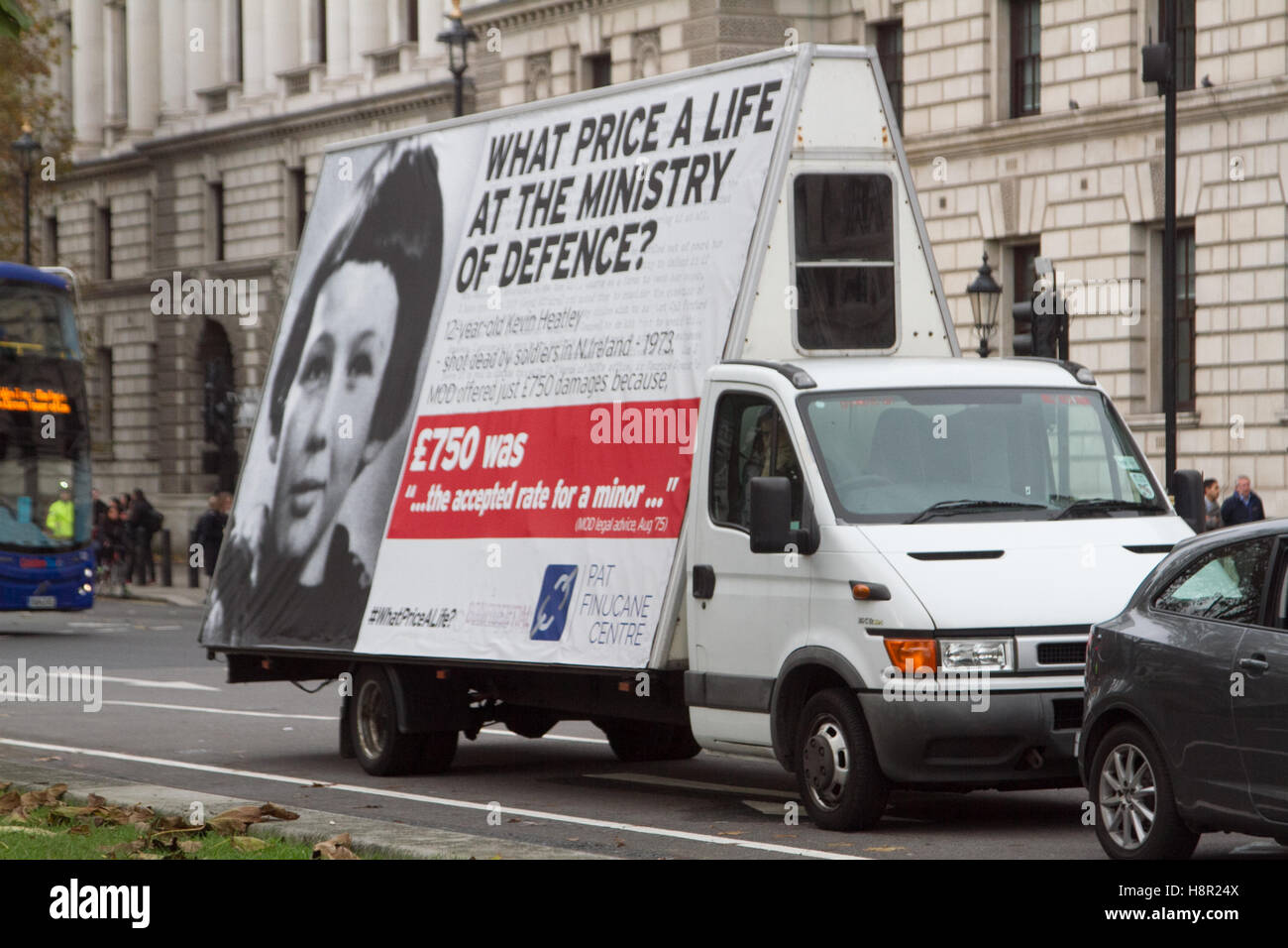 Londra, Regno Unito. Xv Nov, 2016. Una campagna pubblicitaria gestito da Pat Finucane centre, istituita a seguito della Irish avvocato difensore dei diritti umani una campagna per una migliore compensazione da parte del Ministero della difesa per conto delle vittime uccise dai paramilitari lealisti e soldati britannici in Irlanda del Nord Credit: amer ghazzal/Alamy Live News Foto Stock
