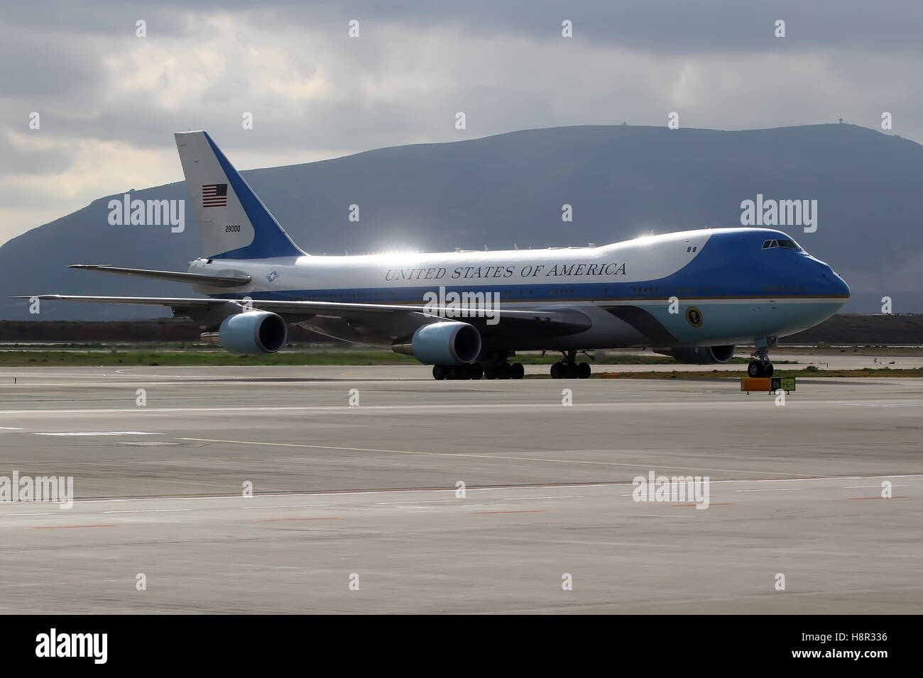 Atene, Grecia,15 novembre 2016. La Air Force One atterra all'Aeroporto Internazionale di Atene Eleftherios Venizelos. Il presidente Barack Obama è arrivato in Grecia Credito: VASILIS VERVERIDIS/Alamy Live News Foto Stock