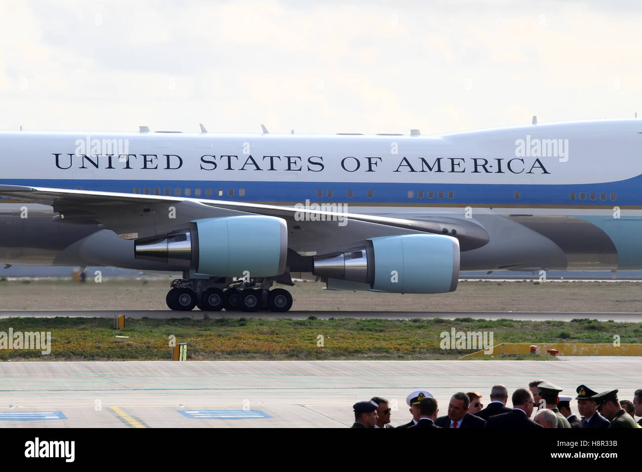 Atene, Grecia,15 novembre 2016. La Air Force One atterra all'Aeroporto Internazionale di Atene Eleftherios Venizelos. Il presidente Barack Obama è arrivato in Grecia Credito: VASILIS VERVERIDIS/Alamy Live News Foto Stock