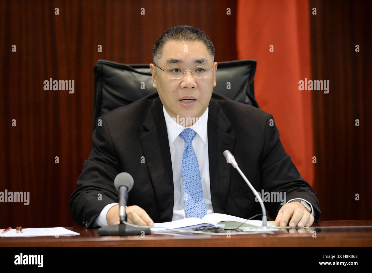 (161115) -- MACAO, nov. 15, 2016 (Xinhua) -- Chief Executive della regione amministrativa speciale di Macao (SAR) Chui Sai On fornisce l'indirizzo di politica per l'anno fiscale 2017, intitolata " Piano di sviluppo in corso per la costruzione di una casa perfetta', all'Assemblea legislativa a Macao, Cina del sud, nov. 15, 2016. (Xinhua) (wx) Foto Stock