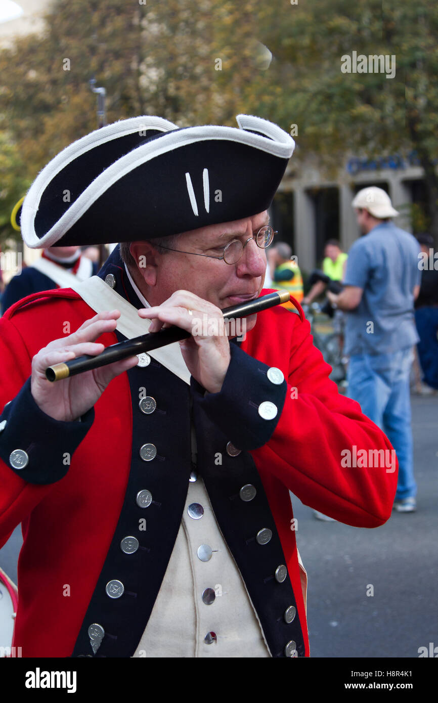 Sacramento Veteran's Day Parade, Patriot con fife. Foto Stock