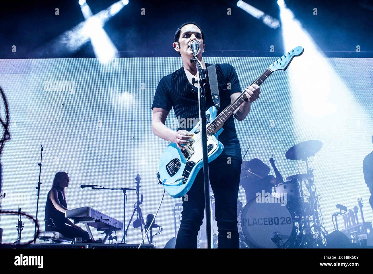 Milano, Italia.15 novembre 2016. Il placebo esegue live al Mediolanum Forum di Milano - Italia - per celebrare il ventesimo anniversario della band - 20 anni di Placebo Credito: Mairo Cinquetti/Alamy Live News Foto Stock