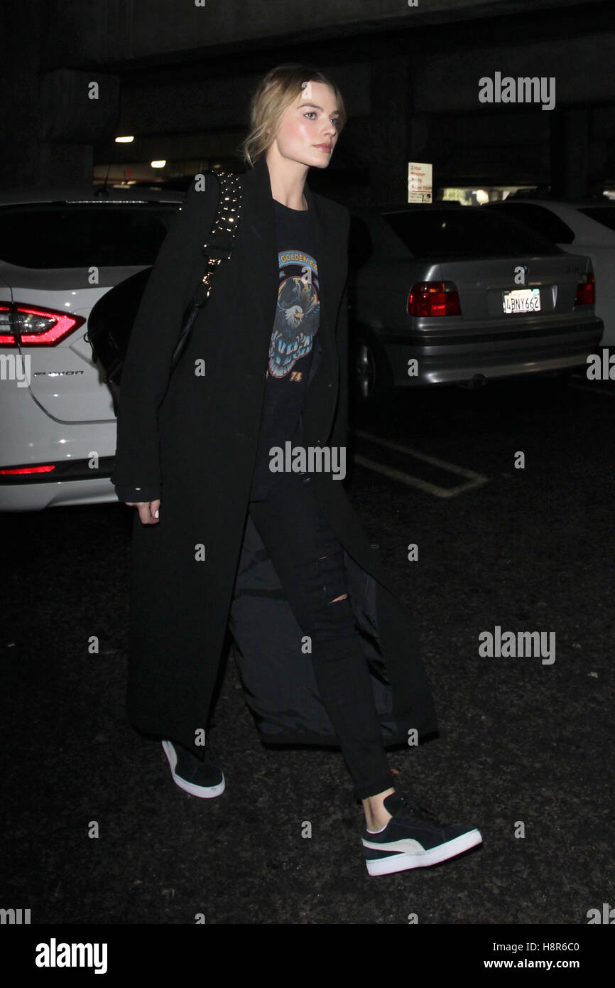 Los Angeles, Ca, Stati Uniti d'America. Xv Nov, 2016. Margot Robbie visto presso l'Aeroporto di Los Angeles il 15 novembre 2016 a Los Angeles, California. Credito: Giovanni Misa/media/punzone Alamy Live News Foto Stock