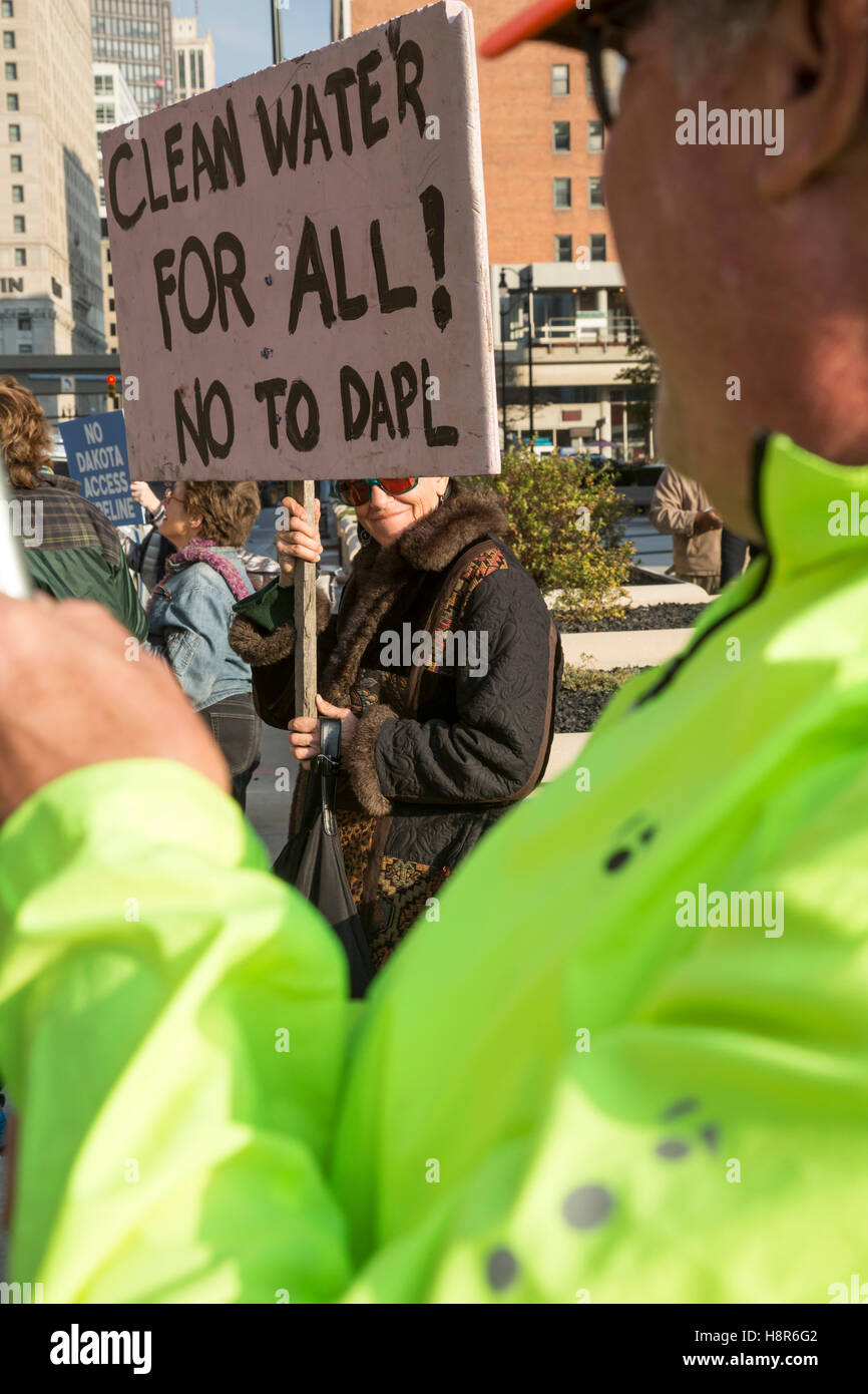 Detroit, Stati Uniti. Xv Nov, 2016. Detroit, Michigan STATI UNITI D'America - 15 novembre 2016 - i dimostranti picket l'edificio federale, chiedendo all'Esercito di ingegneri di revocare permessi per il Dakota Pipeline di accesso. Questo è stato uno di una serie di azioni attraverso gli Stati Uniti a sostegno dei Nativi Americani cercando di interrompere i lavori per la costruzione del gasdotto in North Dakota. Credito: Jim West/Alamy Live News Foto Stock