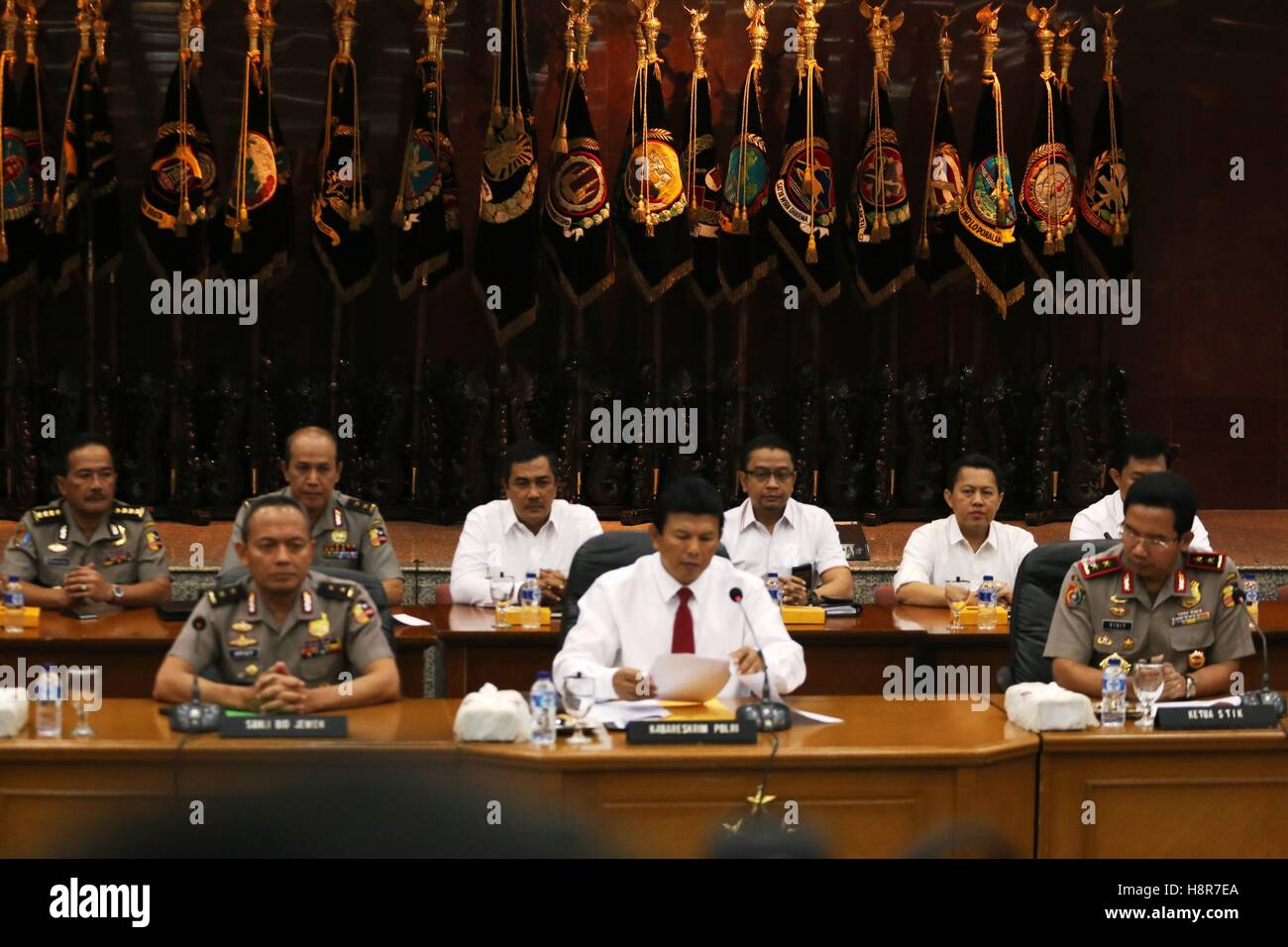 16 novembre 2016 - Il capo della polizia nazionale di indagine penale dipartimento, Comr. Gen. Ari dono, ha annunciato i risultati dell'inchiesta per quanto riguarda il governatore di Jakarta, Basuki Tjahaja Purnama noto come Ahok blasfemia in nazionale indonesiano Headquater di polizia, a Jakarta, Indonesia polizia Ahok impostato come sospetto e aumentare il caso alla Corte di giustizia. © Denny Pohan/ZUMA filo/Alamy Live News Foto Stock