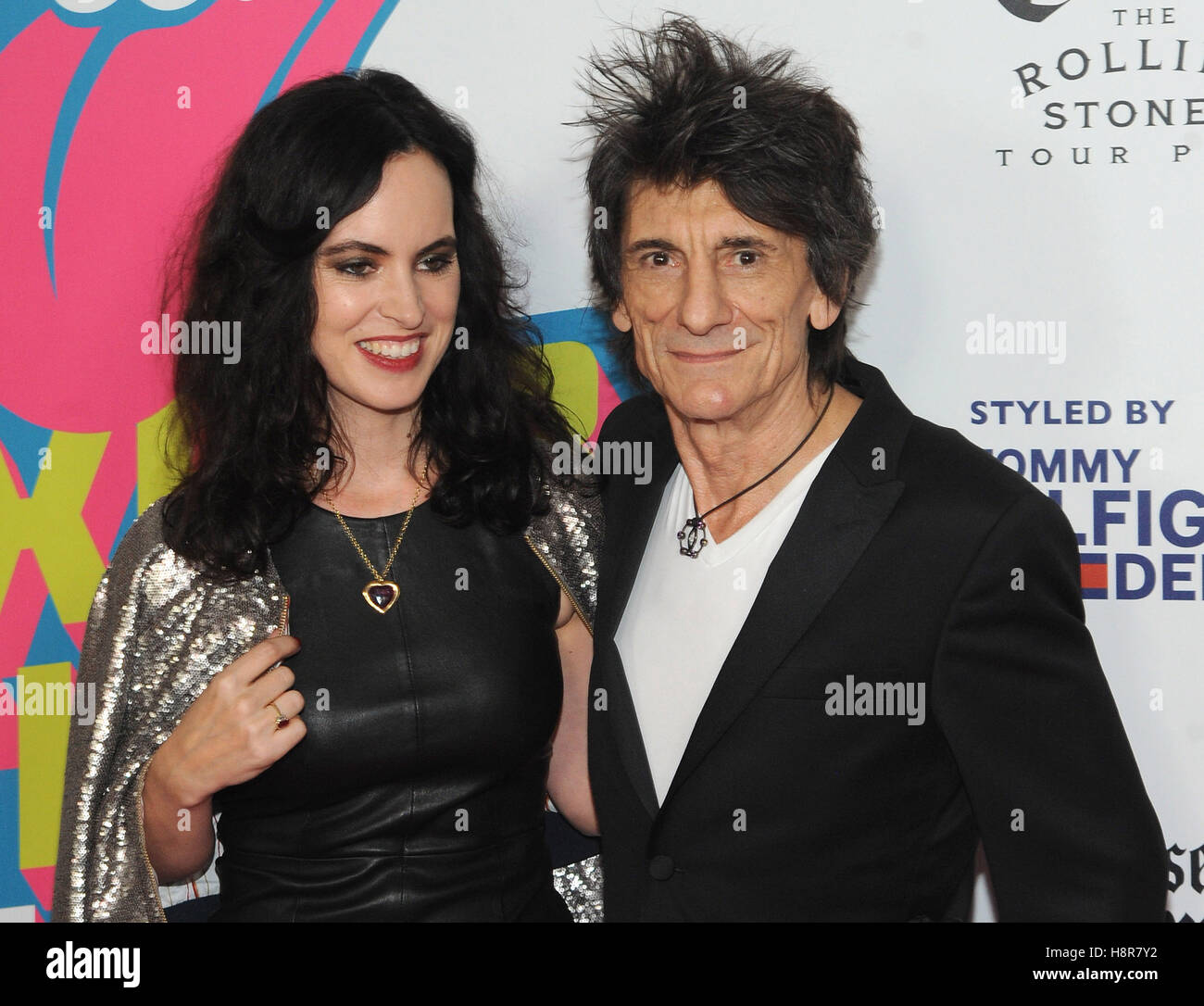 New York, NY, STATI UNITI D'AMERICA. Xv Nov, 2016. Ronnie Wood e Sally legno assiste i Rolling Stones esibizionismo apertura notturna all Industria Superstudio nel novembre 15, 2016 a New York City. Credito: John Palmer Media punzone/Alamy Live News Foto Stock