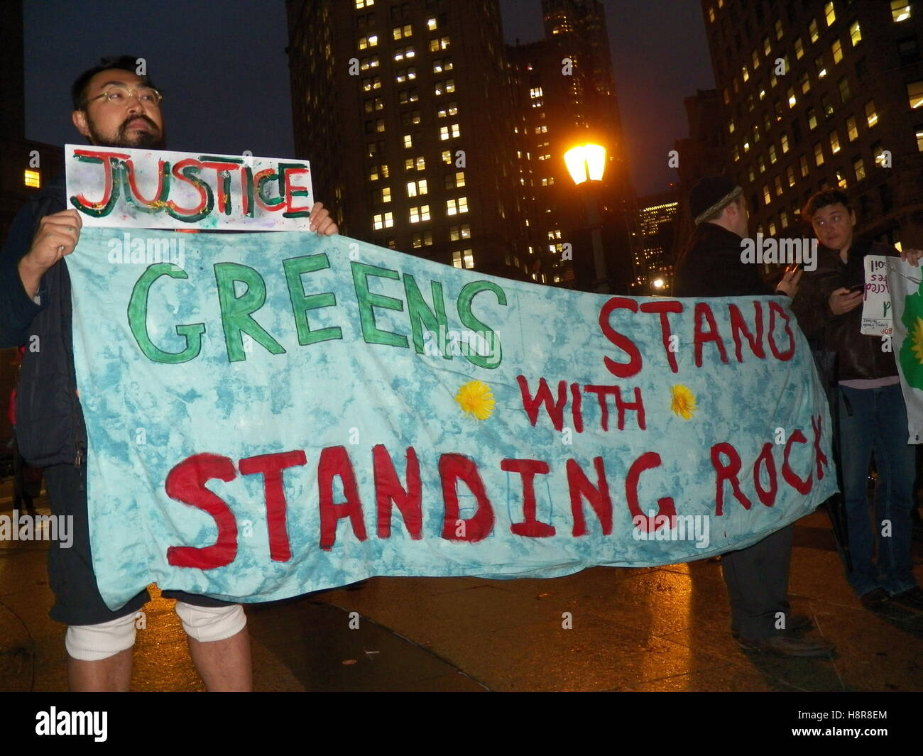 New York, Stati Uniti d'America. Xv Nov, 2016. Piedi di supporto Rock demo in New York. NYC chiamata all azione: Stiamo con roccia permanente di credito: Mark Apollo/Alamy Live News Foto Stock