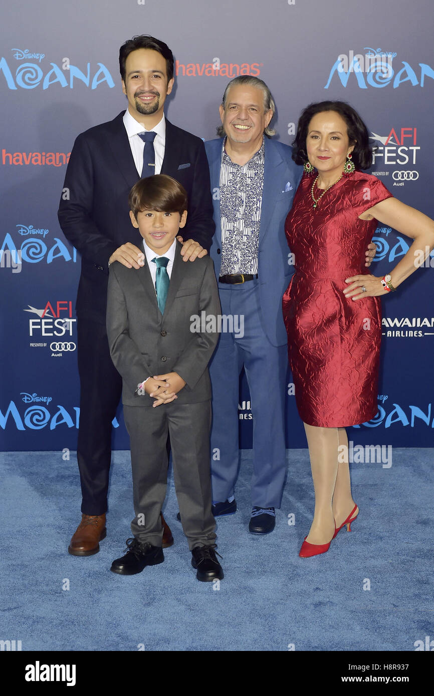 Lin-Manuel Miranda e famiglia partecipare alla premiere di Disney's 'Moana' durante l'AFI FEST 2016 presentato da Audi al El Capitan theater il 14 novembre 2016 in Hollywood, la California. | Verwendung weltweit Foto Stock