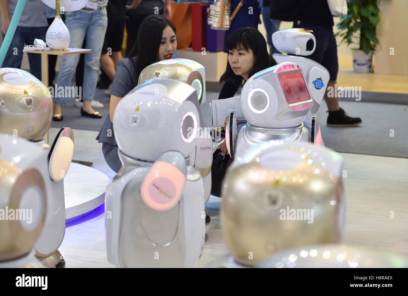 Shenzhen, Cina la provincia di Guangdong. Xvi Nov, 2016. Un espositore (L) introduce una cura medica robot durante il XVIII Cina Hi-Tech Fair di Shenzhen, Cina del sud della provincia di Guangdong, nov. 16, 2016. La hi-tech fair ha dato dei calci a fuori di Shenzhen mercoledì. Credito: Mao Siqian/Xinhua/Alamy Live News Foto Stock