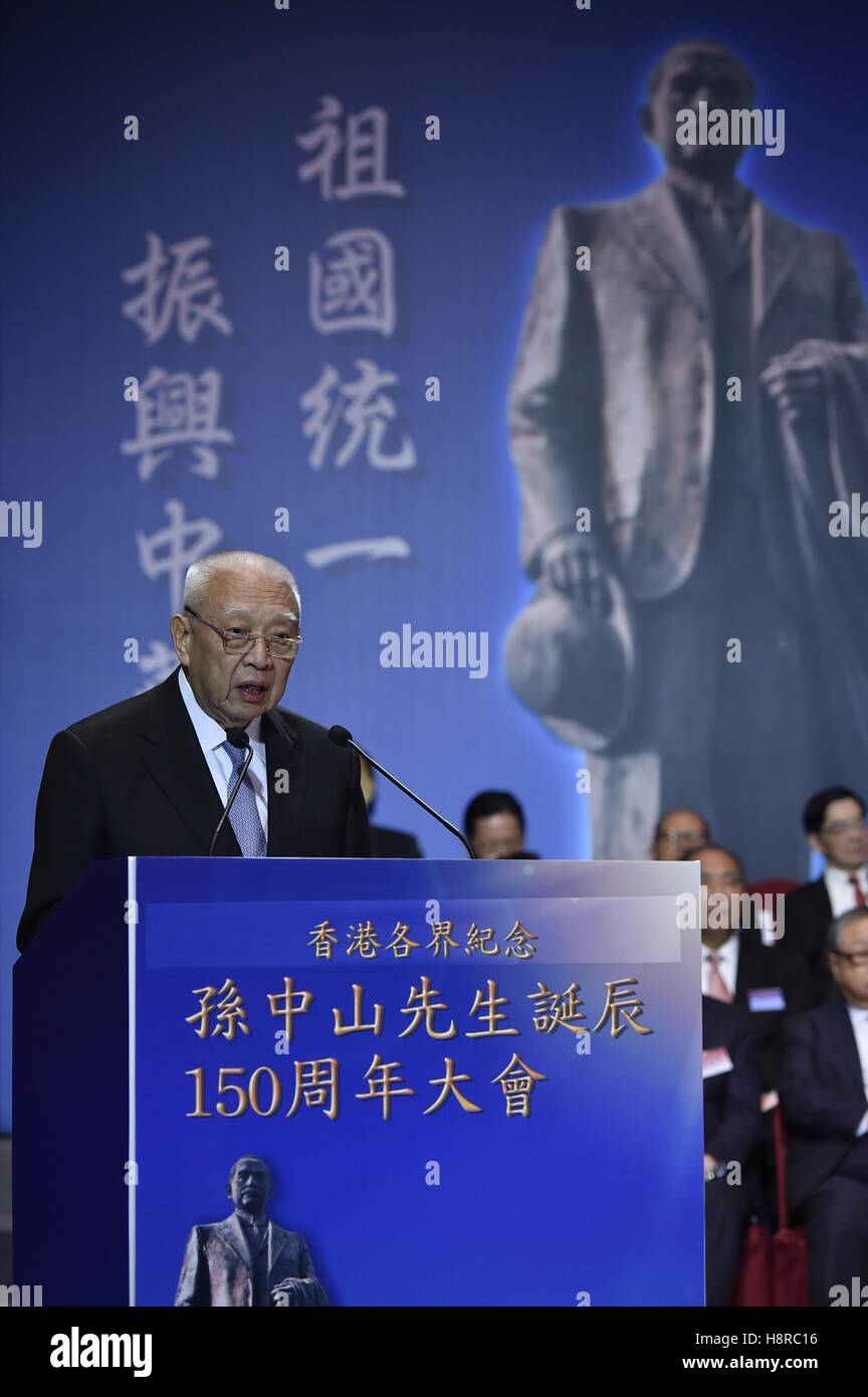 Hong Kong, Cina. Xvi Nov, 2016. Tung Chee-hwa, vice presidente del Comitato nazionale del la Conferenza consultiva politica del popolo cinese, si occupa di un evento su larga scala per commemorare il centocinquantesimo anniversario della Sun Yat-sen la nascita da tutti i cerchi a Hong Kong, Cina del sud, nov. 16, 2016. © Wang Shen/Xinhua/Alamy Live News Foto Stock