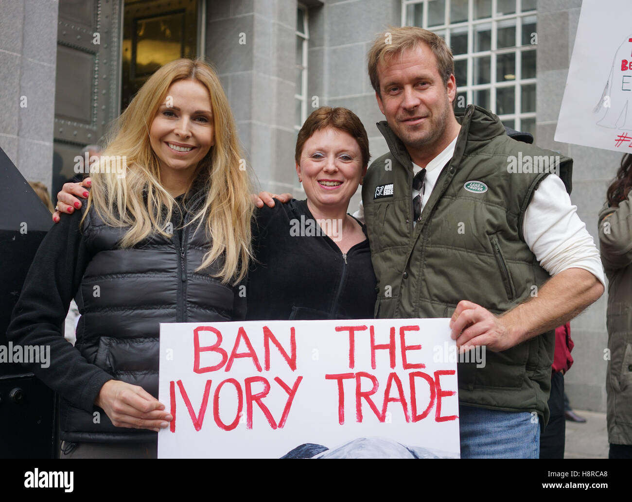Londra,l'Inghilterra,UK. 16 NOV 2016: Anneka Svenska,Dan Richardson assistere a una dimostrazione di un divieto completo sul commercio di avorio al di fuori di casa Nobel,Londra,UK. Credito: Vedere Li/Alamy Live News Foto Stock