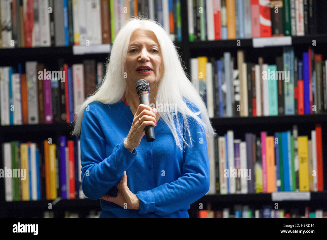 Gdansk, Polonia. Xvi Nov, 2016. ' La guerra nel vostro paese ' (W twoim kraju wojna) da Malgorzata Niezabitowska prenota nella promozione della solidarietà europea nel centro di Danzica. Malgorzata Niezabitowska è un giornalista polacco e politico. Dal '89 al '90 ha servito come un portavoce del primo ministro Tadeusz Mazowiecki del gabinetto. Credito: Michal Fludra/Alamy Live News Foto Stock