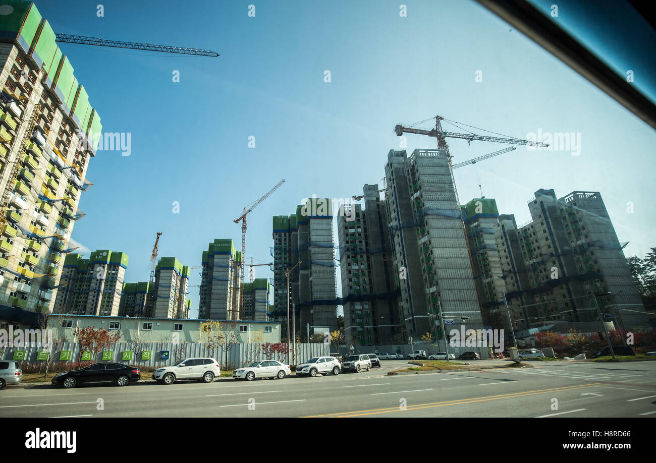 Il cantiere per la costruzione della Olympic Media Village in Gangneung nella regione di Pyoengchang, Corea del Sud, 09 novembre 2016. I Giochi Olimpici Invernali si terrà dal 9 fino al 25 febbraio 2018 nell'Pyoengchang regione di montagna e sulla costa in Gangneung. Foto: Michael Kappeler/dpa Foto Stock