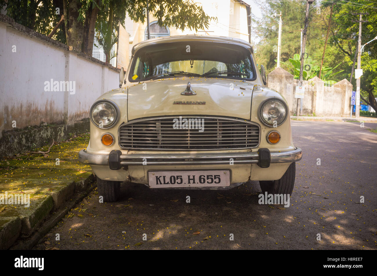 Hindustan Ambasciatore auto in una strada a Kochi Cochin (India) Foto Stock