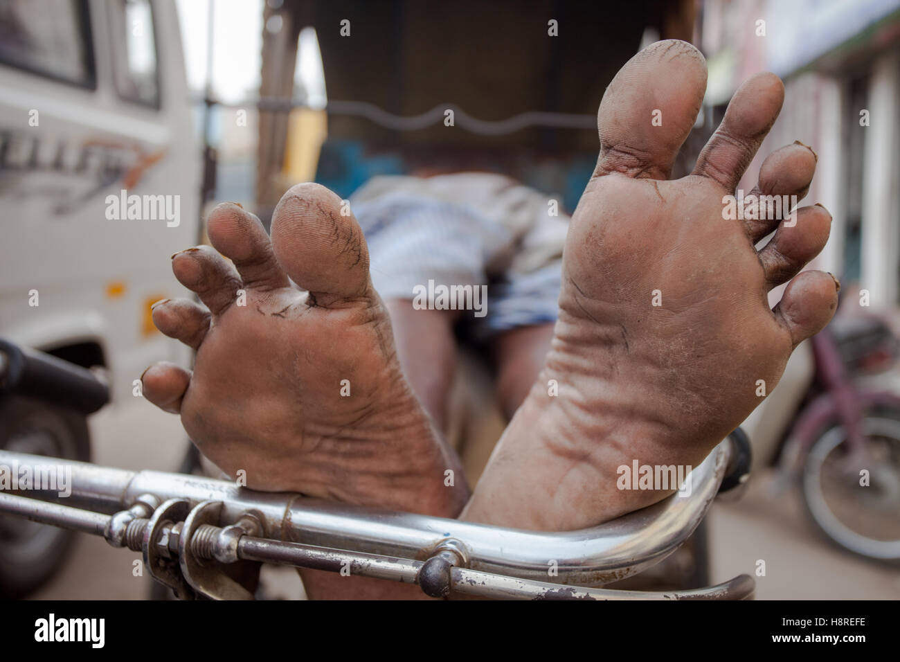 La parte esposta del piede di un indiano ciclo richshaw driver, India Foto Stock